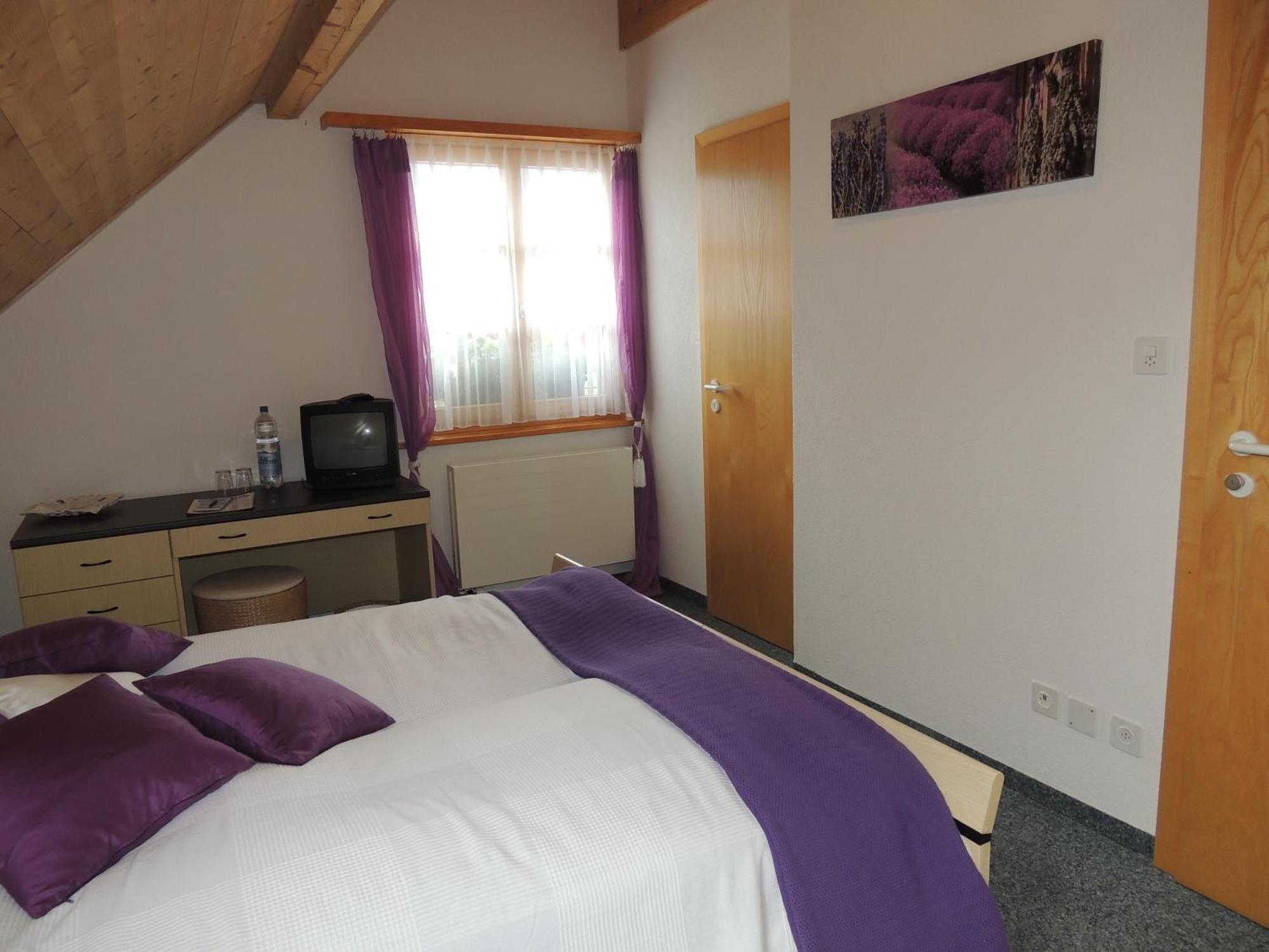 Hotel BZ Sunnahof Obersaxen Zimmer foto